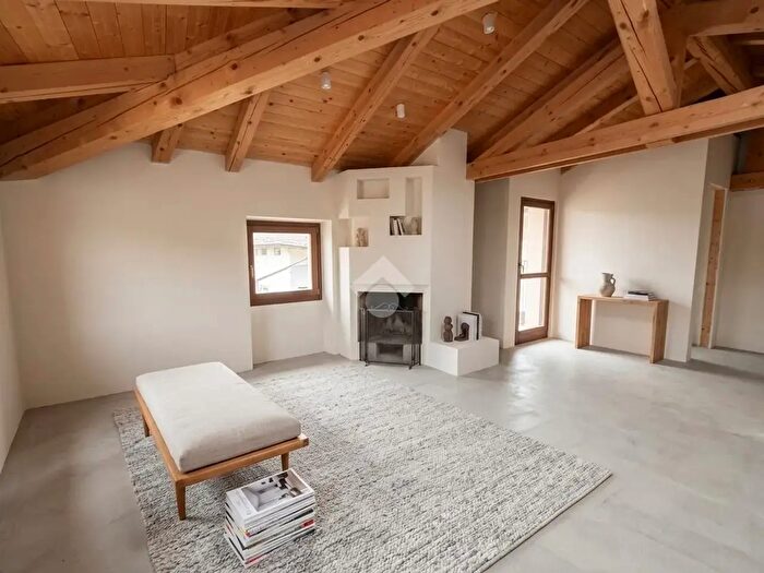Casa con 9 locali in vendita in Via Roma, Albiano