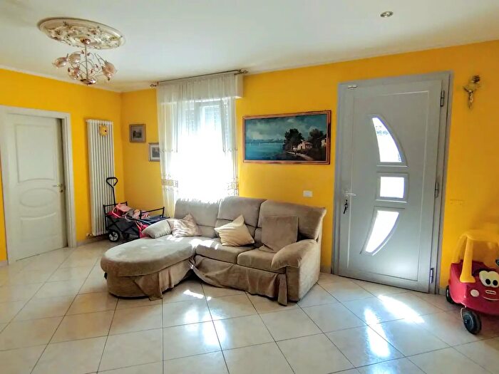 Casa con 6 locali in vendita in Luzzara