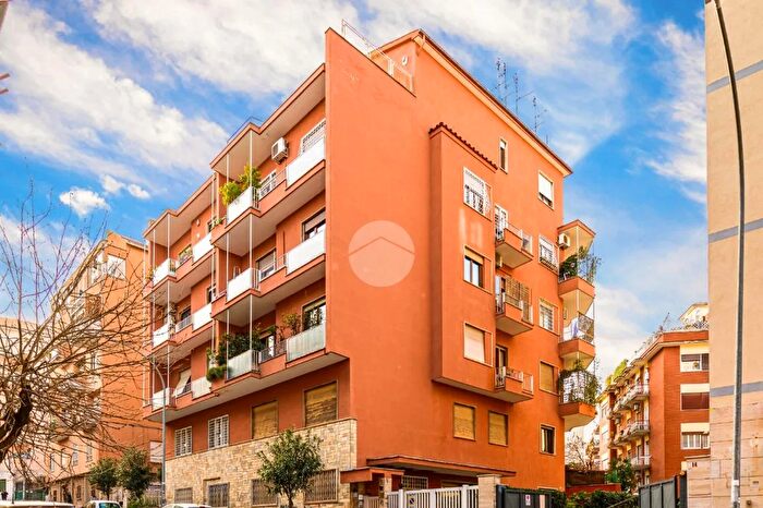 Appartamento con 5 locali in vendita in Via Livio Andronico, Roma