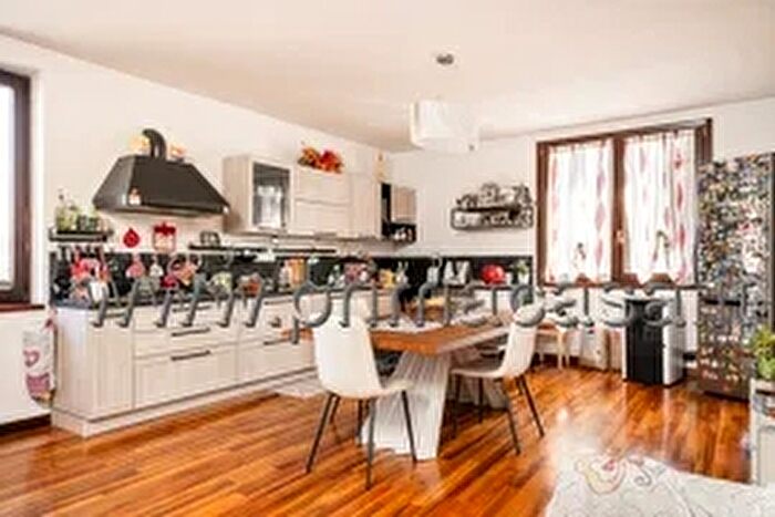 Casa con 11 locali in vendita in Via Fontana, Lavagno