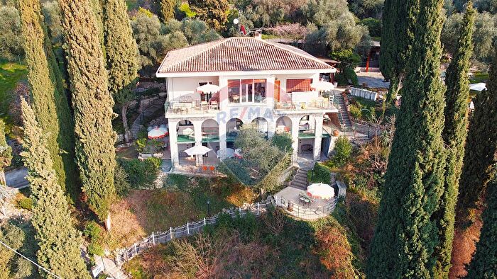 Appartamento quadrilocale in vendita in Torri Del Benaco