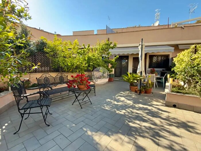 Appartamento trilocale in vendita in Via Soratte, Roma