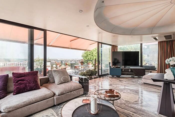 Appartamento con 8 locali in vendita in Via Pietro Mascagni, Roma