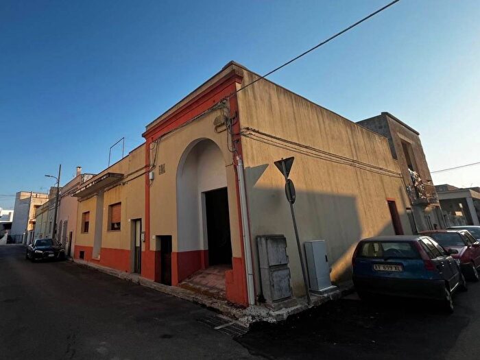 Casa con 6 locali in vendita in Via Trento, Miggiano