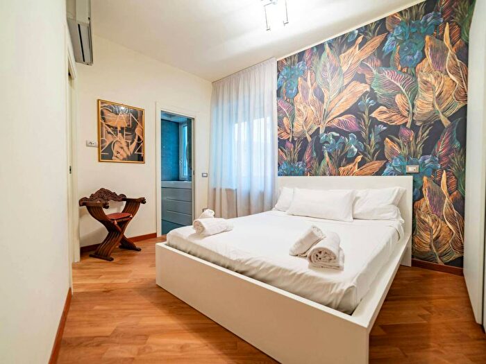 Appartamento trilocale in affitto in Via Luigi Canonica, Paolo Sarpi, Milano