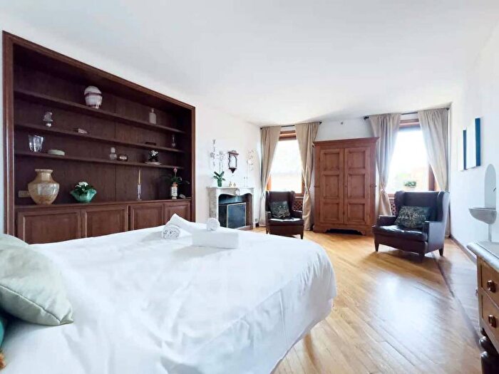 Appartamento bilocale in affitto in Via Giulia, Roma