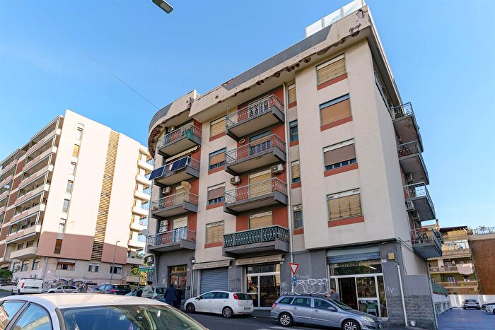 Appartamento con 5 locali in vendita in Via Caronda, Catania