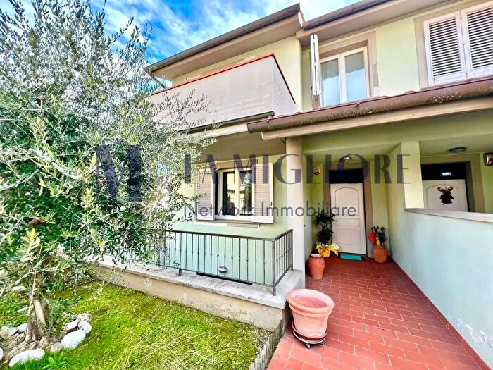 Casa con 10 locali in vendita in Via Puccini, Agliana