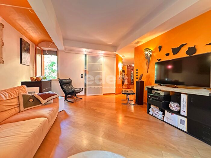 Appartamento con 9 locali in vendita in Piazza Guido Rossa, Modena