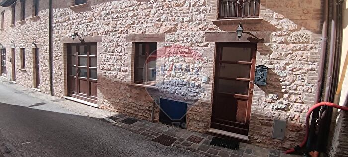 Casa con 6 locali in vendita in Via Gaifana, Gualdo Tadino