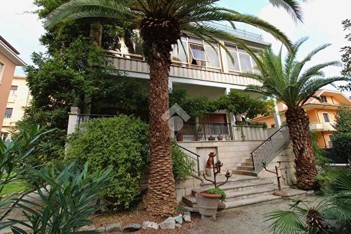 Casa con 8 locali in vendita in Viale Marcello Federici, Ascoli Piceno