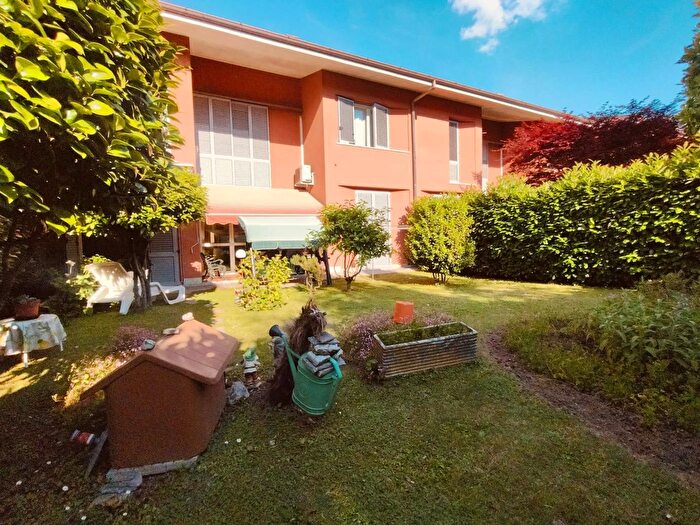 Casa quadrilocale in vendita in Via Cadore, Garbagnate Milanese