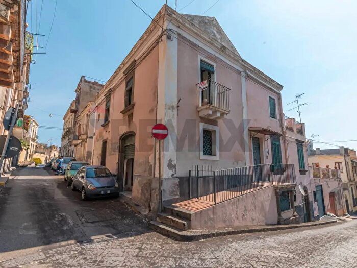 Casa con 6 locali in vendita in Acireale