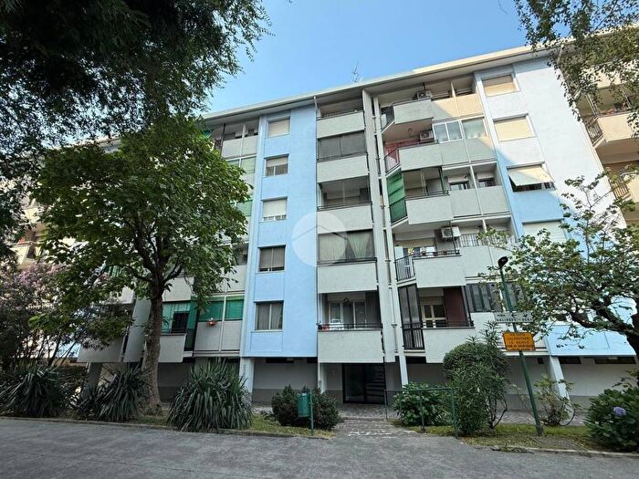 Appartamento trilocale in affitto in Via Giambellino, Giambellino, Milano
