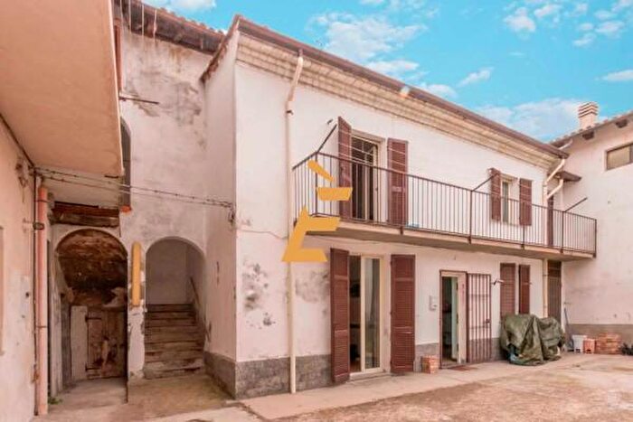 Casa con 5 locali in vendita in Via Magenta, Valenza