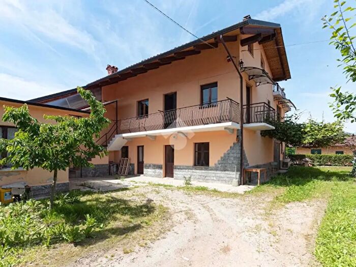 Casa con 6 locali in vendita in Borgata Piana, Barbania