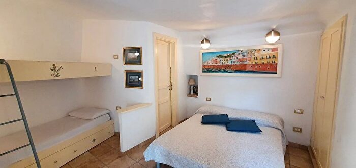 Appartamento bilocale in vendita in Via Roma Ponza, Ponza