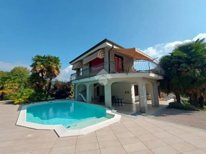 Casa con 11 locali in vendita in Via Rostagno, Roletto