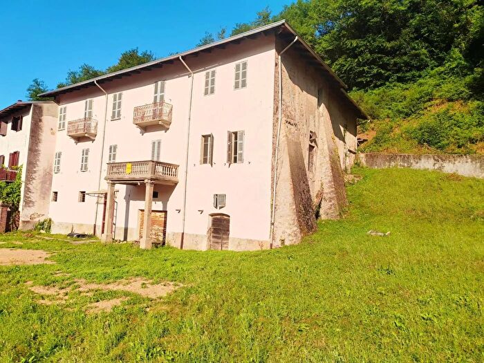 Casa con 9 locali in vendita in Frazione San Martino Curino, Curino