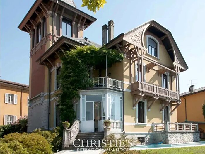 Casa con 10 locali in vendita in Porto Valtravaglia