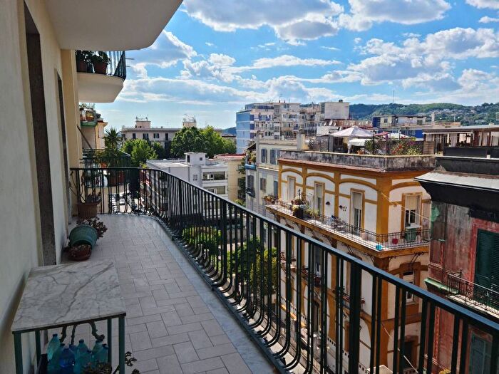Appartamento con 5 locali in affitto in Via Francesco Solimena, Vomero, Napoli