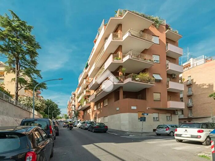 Appartamento trilocale in vendita in Via Attilio Friggeri, Roma