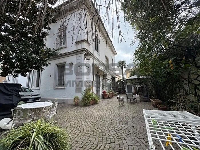 Casa con 18 locali in vendita in Via Giovanni Marradi, Livorno