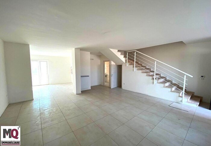 Appartamento con 6 locali in vendita in Via Caserta, Mondragone