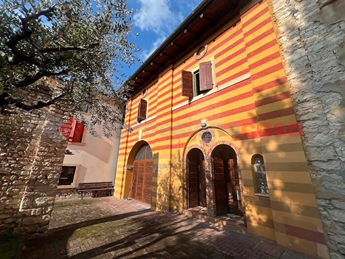 Casa quadrilocale in affitto in Via Santa Maria in Stelle, Verona