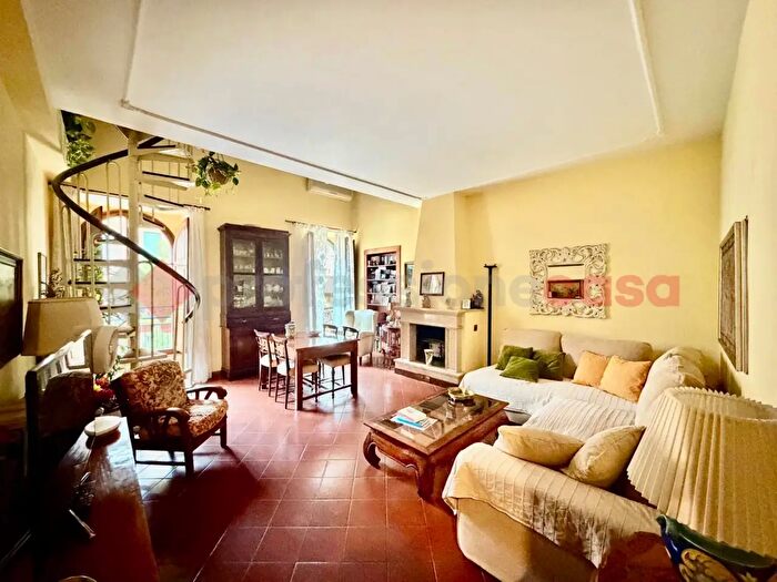 Appartamento quadrilocale in vendita in Via della Stazione Tuscolana, Roma