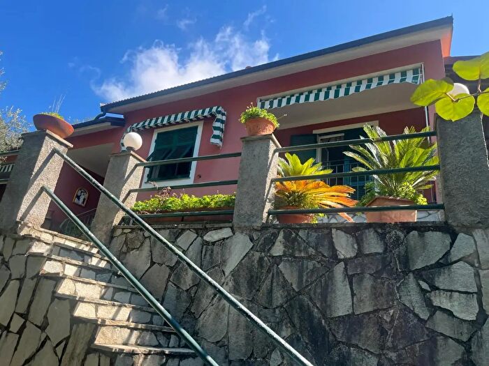 Casa con 8 locali in vendita in Via Salvatore Gatti, Castiglione Chiavarese