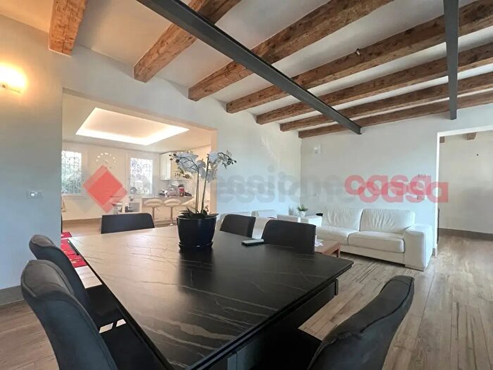 Casa con 6 locali in vendita in Via Corte Capra, Isola Rizza
