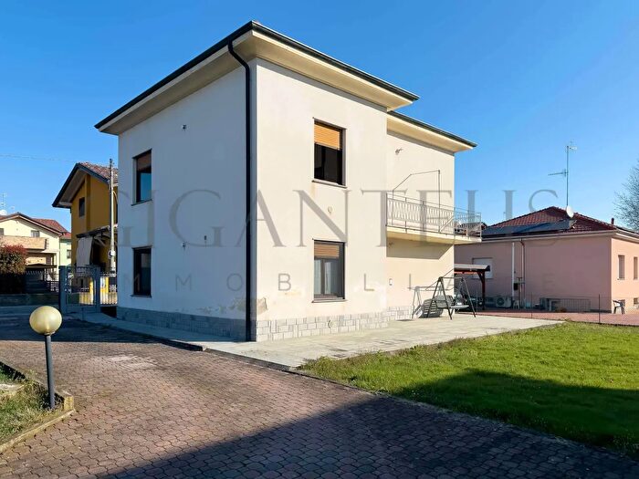 Casa quadrilocale in vendita in Via Segantini, Tradate