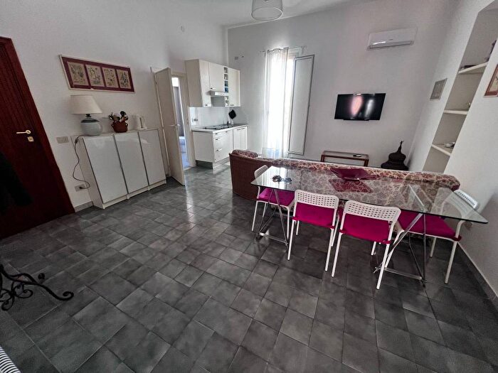 Appartamento bilocale in affitto in Via Medina, Porto Municipio, Napoli