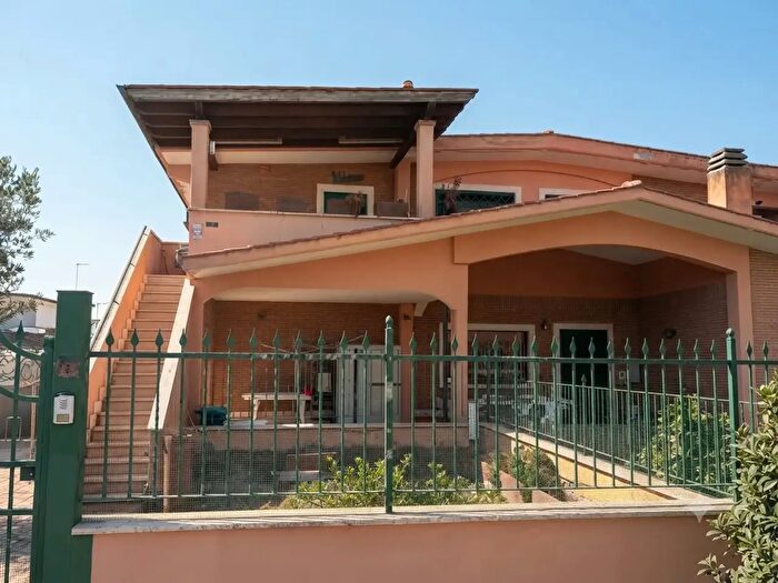 Appartamento trilocale in vendita in Via Mar Caspio, Pomezia