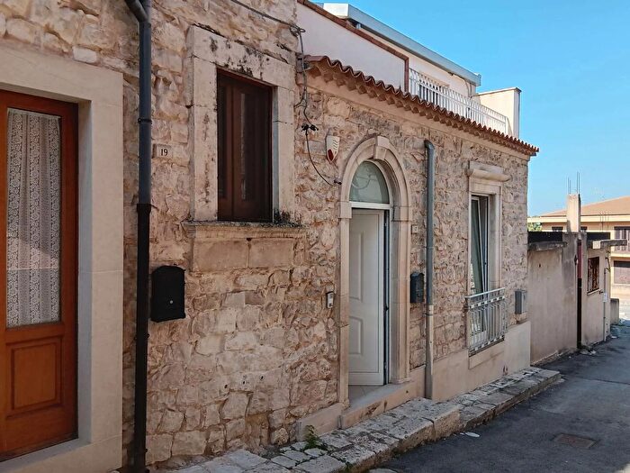 Casa con 5 locali in vendita in Comiso