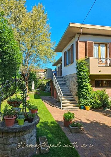 Casa con 9 locali in vendita in Via della Bassa, Carrara