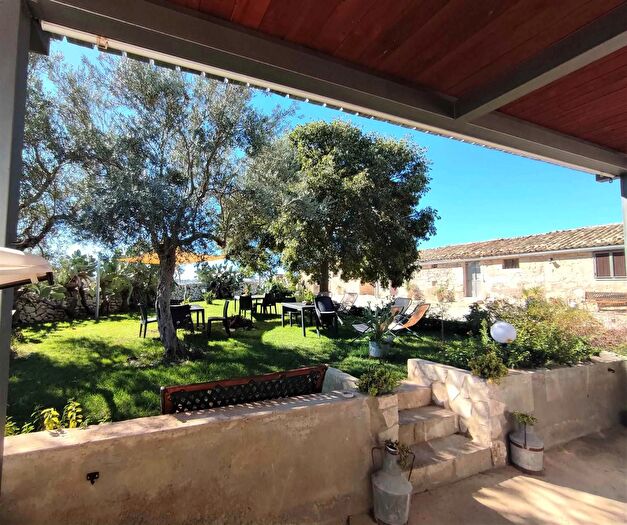 Casa con 9 locali in vendita in Rosolini