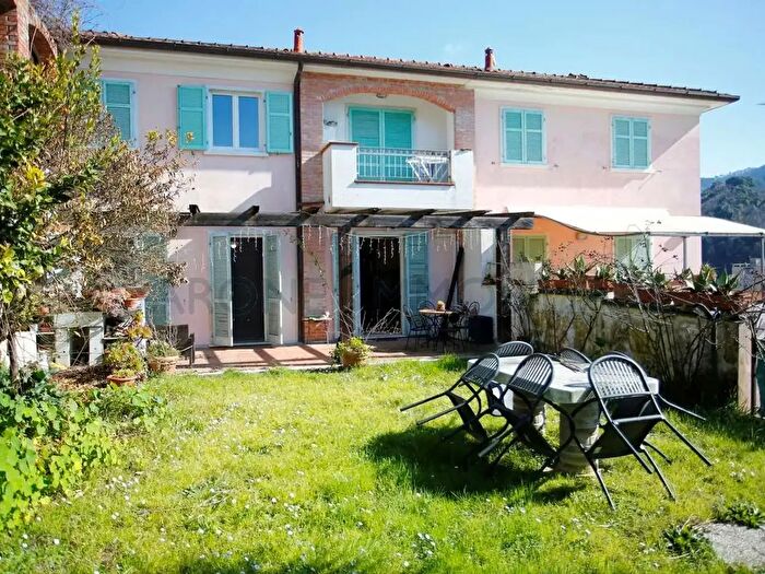 Appartamento con 5 locali in vendita in Viale Stazione, Carrara