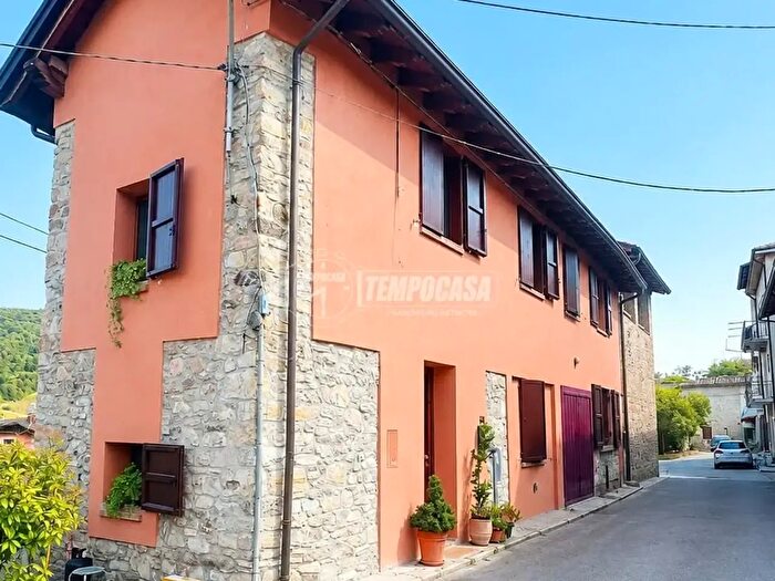 Appartamento trilocale in vendita in Via Casella, Viano