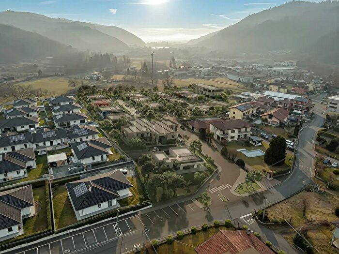 Casa quadrilocale in vendita in Via Uberto da Masanzana Snc, Mesenzana