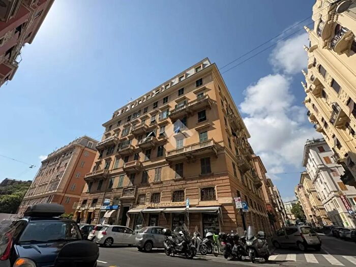 Appartamento con 5 locali in vendita in Via Filippo Casoni, Genova