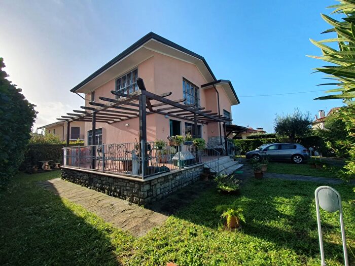 Casa trilocale in vendita in Pietrasanta