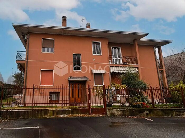 Appartamento trilocale in vendita in Via Giuseppe Giusti, Parabiago