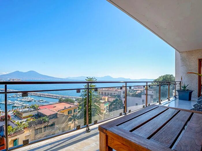 Appartamento con 6 locali in affitto in Via Orazio, Napoli