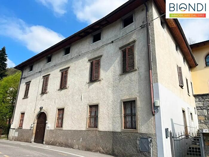 Casa con 10 locali in vendita in Via Ca Curti, Palazzago