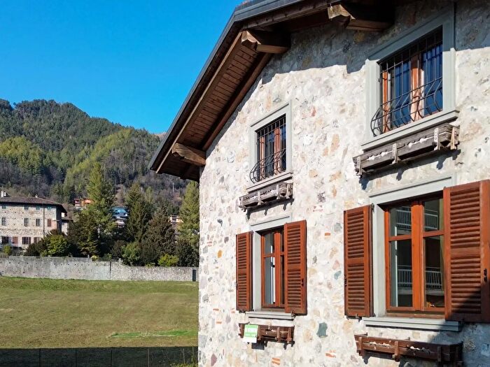 Appartamento quadrilocale in vendita in Viale Gusmini, Clusone