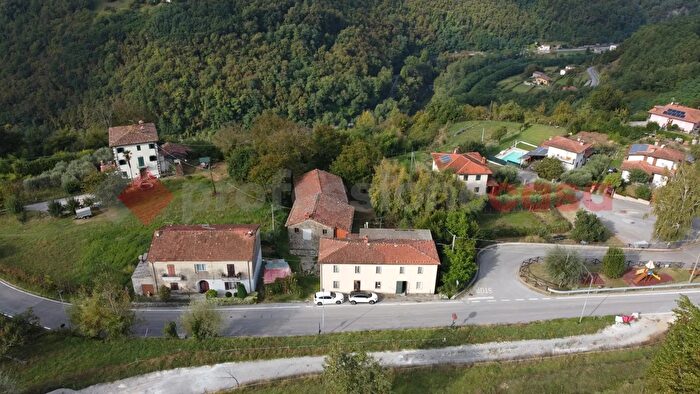 Casa con 12 locali in vendita in Via Roma Migliano, Fosciandora