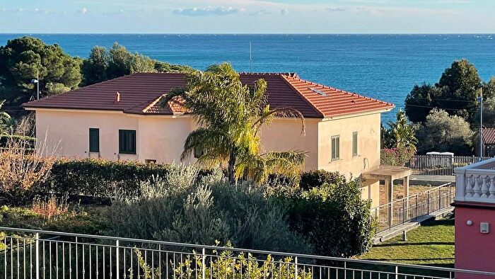 Appartamento quadrilocale in vendita in Via Antonio Orengo, Ventimiglia