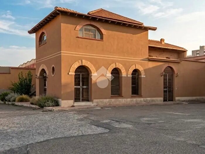 Casa con 9 locali in vendita in Viale Elmas, Cagliari